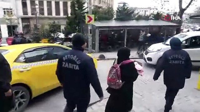 Çöpten yemek yeme numarası yapan dilenciler yakayı ele verdi
