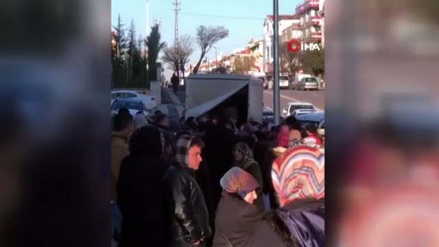 Ankara'da bedava bardak izdihamı: Birbirlerini ezdiler