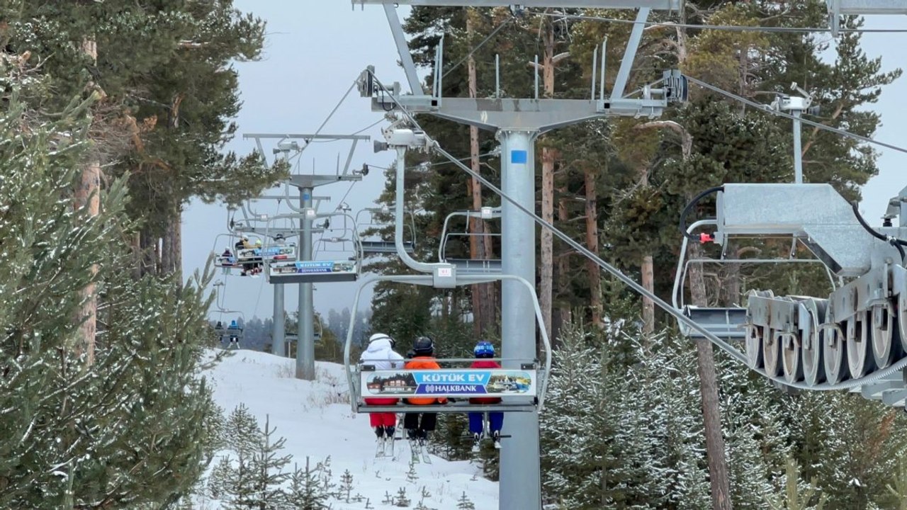 Kar kalınlığı 50 santime ulaştı Sarıkamış kayak sezonunu açtı