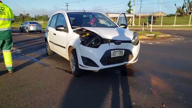 Veículos se envolvem em colisão no Trevo da Portal