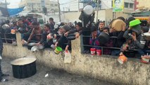 فلسطينيون في طوابير للحصول على كميات شحيحة من الطعام بينما يفتك الجوع في غزة