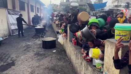 Tải video: شاهد: فلسطينيون يقفون في طوابير طويلة للحصول على القليل من الطعام في غزة