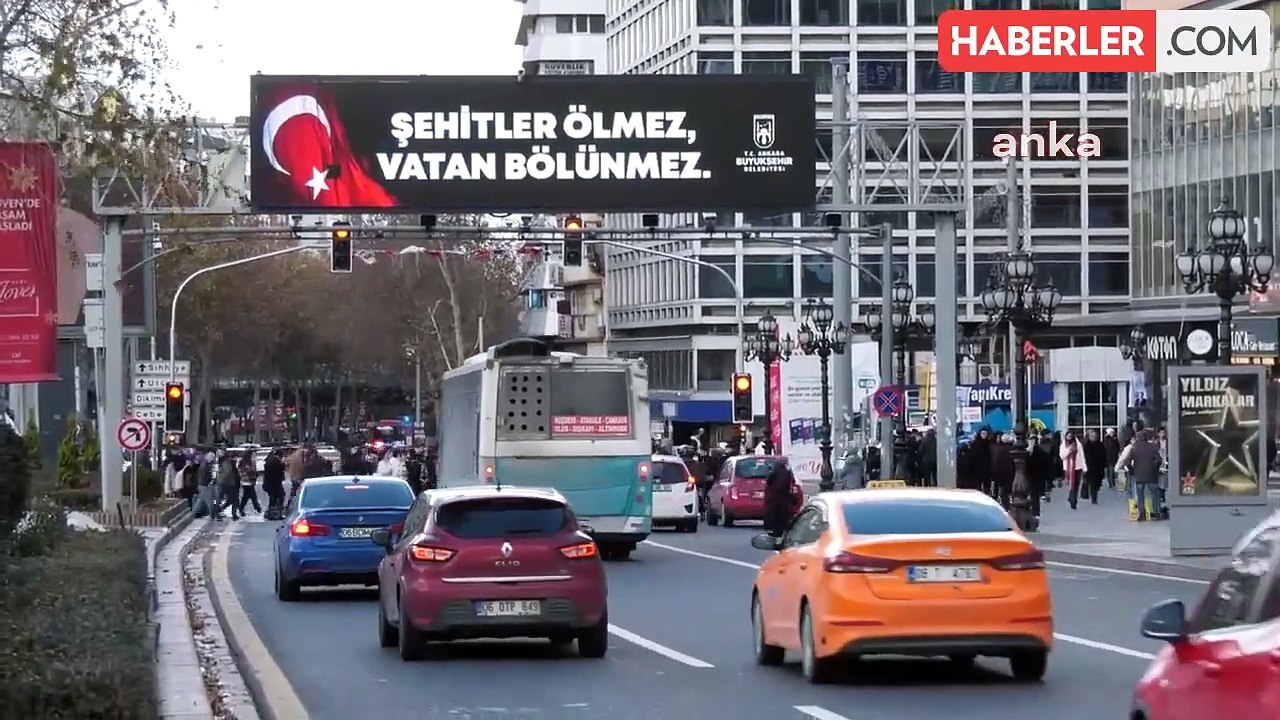 Ankara Büyükşehir Belediyesi Kent Ekranlarından "Şehitler Ölmez, Vatan Bölünmez" Görseli Paylaştı