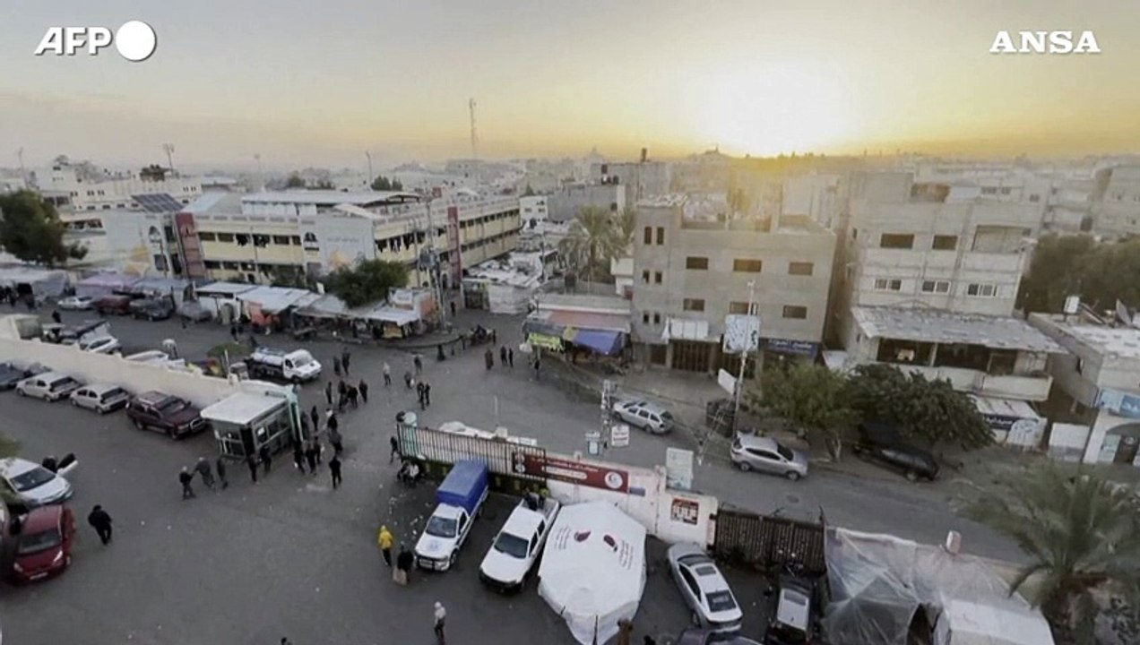 Gaza, raid su Khan Yunis: colonne di fumo si alzano in cielo