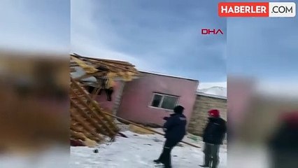 Fırtına Sonucu Ahırın Çatısı Ev Üzerine Uçtu