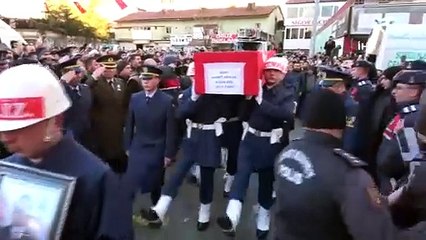 Soğuğa aldırış etmeyen binlerce kişi şehidimizi son yolculuğuna uğurladı