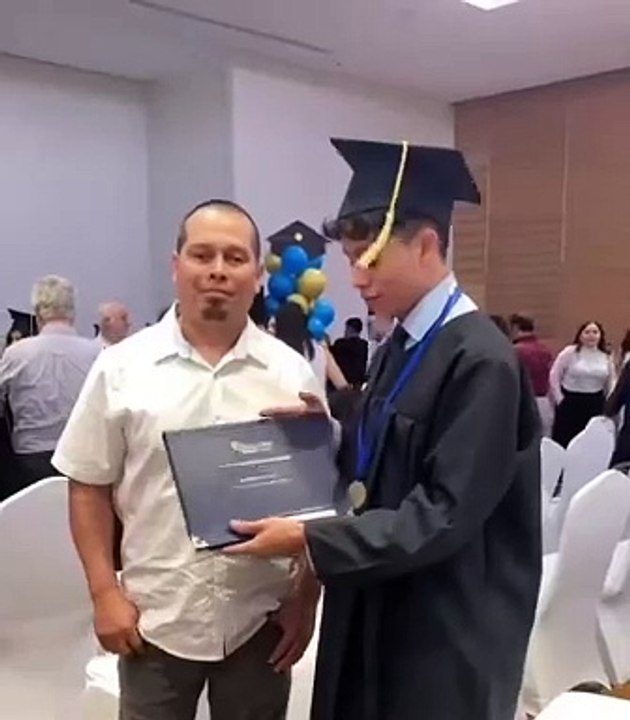 Le père de Topher n'a jamais pu faire d’études, il a donc décidé de lui dédier sa réussite de la plus belle des manières !