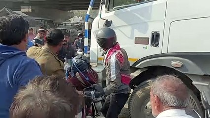 बाइक चालक ने की हाथापाई,,, देखें वीडियो