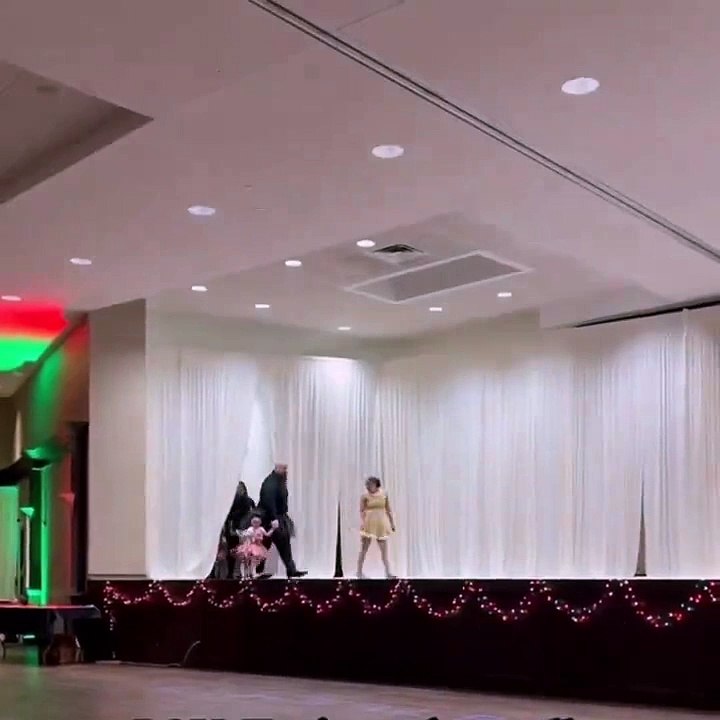 Malgré ses 1m95, ce papa n’hésite pas à faire de la danse classique avec sa fille !