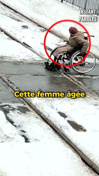 Cette femme âgée en fauteuil roulant reçoit l’aide d’un jeune garçon pour traverser