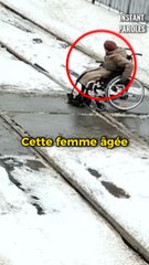 Cette femme âgée en fauteuil roulant reçoit l’aide d’un jeune garçon pour traverser