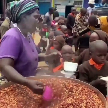 Cela fait des années que cette femme kenyane cuisine et distribue de la nourriture pour des élèves qui n’ont pas les moyens de manger à midi !