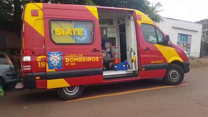 Mulher atropela cachorro e cai de moto no Santa Felicidade