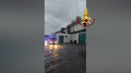 Download Video: Roma, incendio nell'impianto rifiuti di Malagrotta: prosegue il lavoro dei pompieri