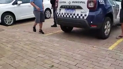 Homem é encaminhado à delegacia após denúncia de cárcere privado