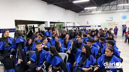 Emoção e alegria marcam colação de grau dos cursos de Informática e Vestuário do ECIT Nicéa