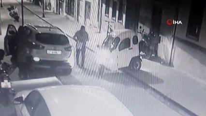 Kaldırımdan inmeye çalışırken fizik kurallarını unuttu, tepetaklak oldu