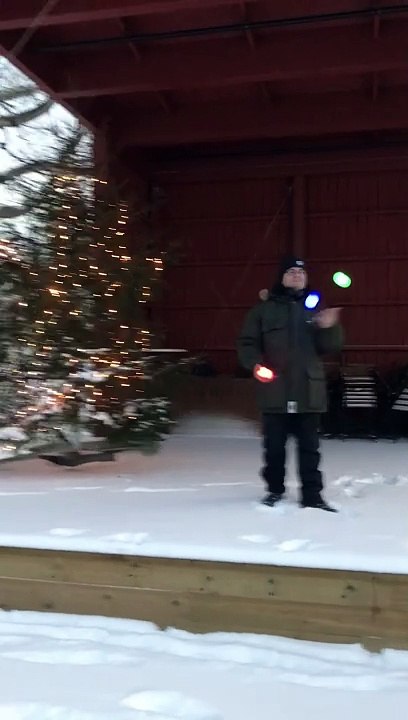 Juggling 3 Wes Peden "Glow.0" LED Juggling balls in the cold
