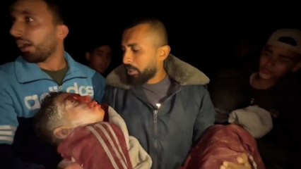 "أُنقذ من تحت الأنقاض".. طفل يسأل والده عن أمه وأشقائه