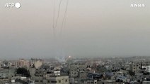 Gaza, scie di fumo si alzano dopo il lancio di razzi dal sud della Striscia