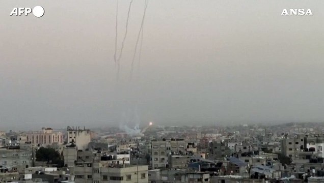 Gaza, scie di fumo si alzano dopo il lancio di razzi dal sud della Striscia