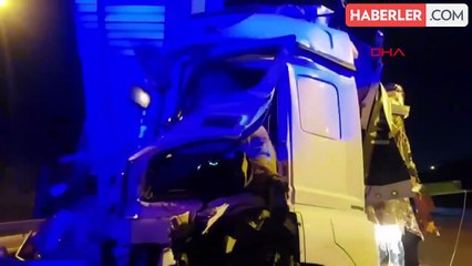 TEM Otoyolu'nda Kuruyemiş Yüklü TIR Kaza Yaptı