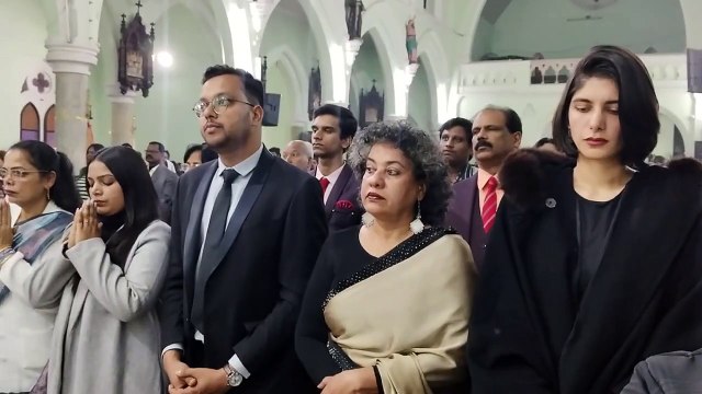 Merry Christmas: चर्च में क्रिसमस पर प्रार्थना, सैंटा क्लॉज बांट रहे गिफ्ट