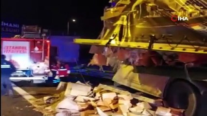 TEM Otoyolu'nda kontrolden çıkan kuruyemiş yüklü tır bariyerlere girdi: 1 yaralı