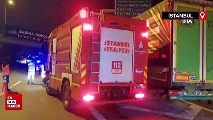 TEM Otoyolu’nda kontrolden çıkan kuruyemiş yüklü tır bariyerlere girdi