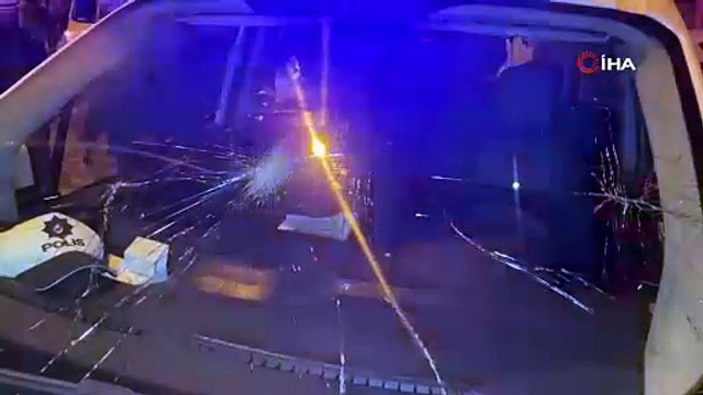 Uşak'ta “dur” ihtarına uymayan şüpheliler polis aracını yumrukladı