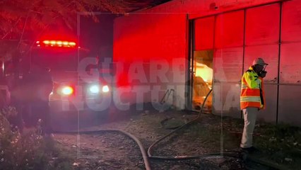 #Preliminar Un voraz incendio consumió una bodega de autopartes, lo que generó una intensa movilización de equipos de emergencia #GuardiaNocturna