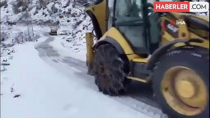 Karla kaplı Şırnak'ta yol açma çalışmaları devam ediyor