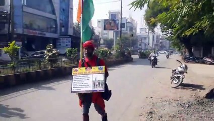 पैदल भ्रमण पर निकला व्यक्ति, दे रहा सामाजिक एकता का सन्देश