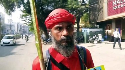 पैदल भ्रमण पर निकला व्यक्ति, दे रहा सामाजिक एकता का सन्देश