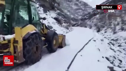 Karla kaplı Şırnak'ta yol açma çalışmaları devam ediyor