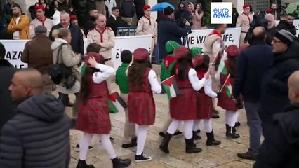Con el "corazón" en Belén, el Papa Francisco lamenta la guerra durante la misa del gallo