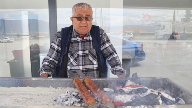 Deprem ve kanseri yenen esnaf yeni hayatına başladı