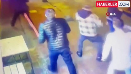 Beyoğlu'nda turistlerinin turistleri sopalarla darp ettikleri dehşet anlarının görüntüleri ortaya çıktı
