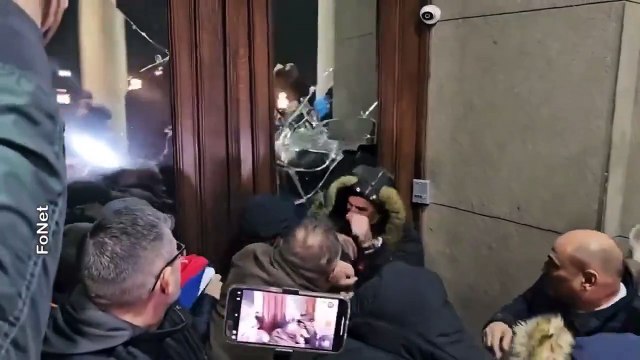 BREAKING: Protesters are trying to storm City Hall in Belgrade | Serbia