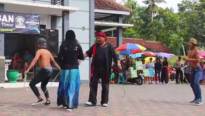 Tiban Laskar Jawara ini menggunakan Pecut dari Mbah Dukun
