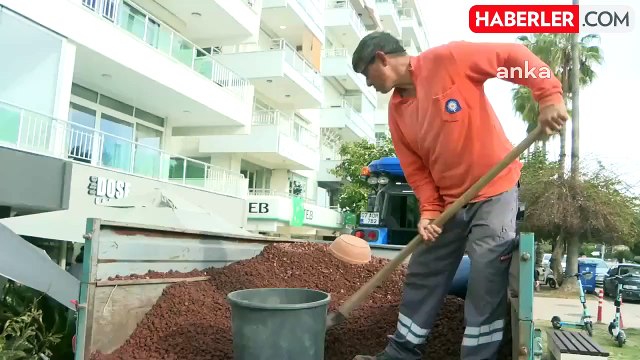Antalya Büyükşehir Belediyesi Konyaaltı Caddesi'nde Kurakçıl Peyzaj Çalışması Yaptı