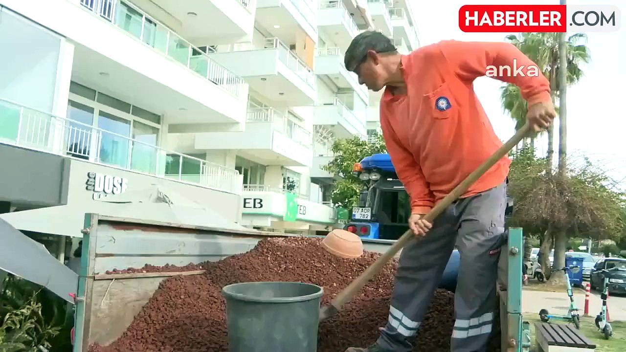 Antalya Büyükşehir Belediyesi Konyaaltı Caddesi'nde Kurakçıl Peyzaj Çalışması Yaptı