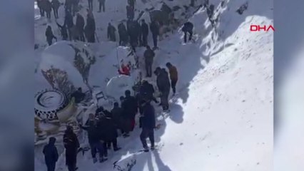 Ağrı'da iş makinesi uçuruma devrildi