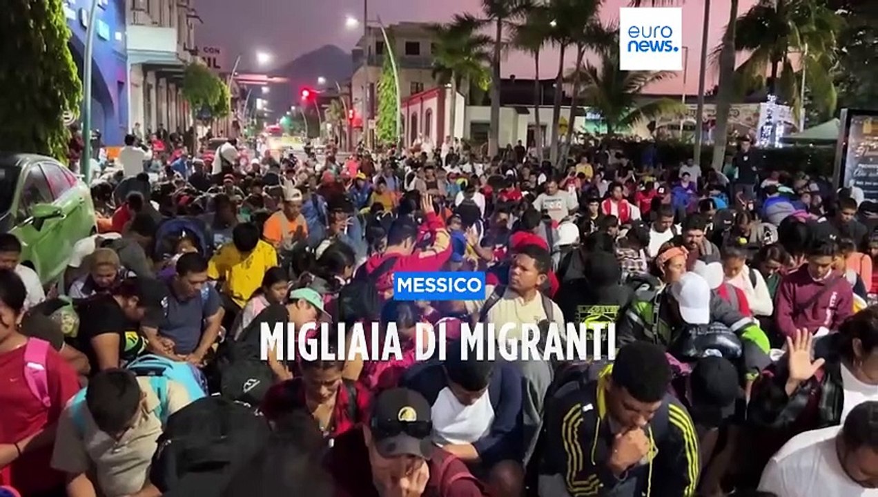 Una carovana di migliaia di migranti si sta facendo strada dal sud del Messico agli Stati Uniti