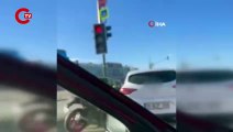 Otomobiline çarpan motosikletliyi kaskıyla darbetti!