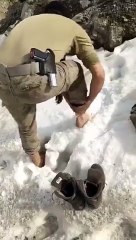 Kar üzerinde abdestini alıp namazını kılan askerimizin görüntüsü duygulandırdı!