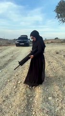 Teröristlere; ağır makineli silahı, siyah tül elbisesi ve topuklu ayakkabısıyla böyle meydan okudu!