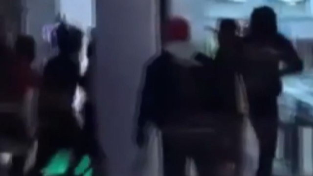 ABD’de alışveriş merkezinde silahlı çatışma anları kamerada