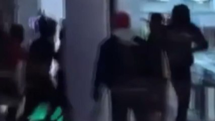 ABD’de alışveriş merkezinde silahlı çatışma anları kamerada