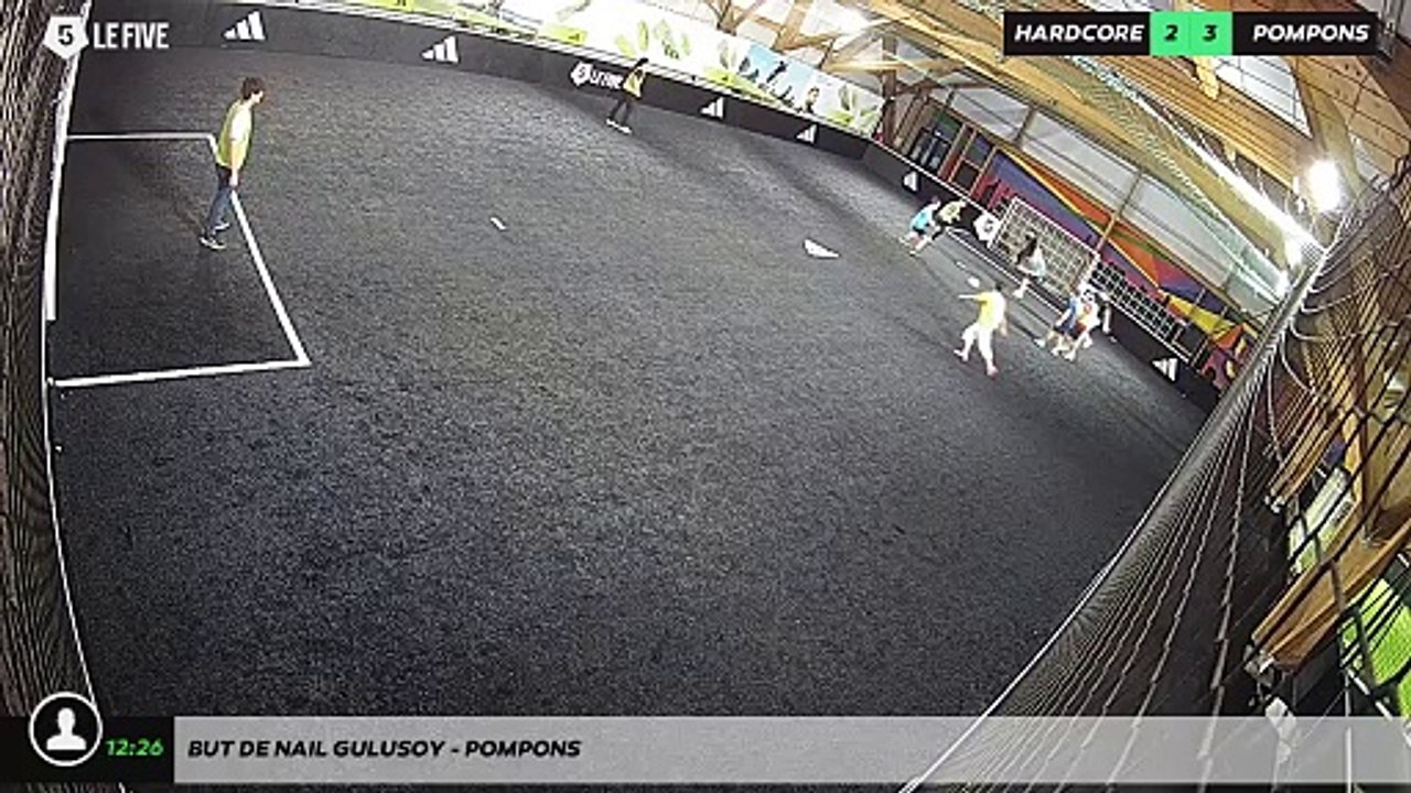 But de Nail Gulusoy - pompons